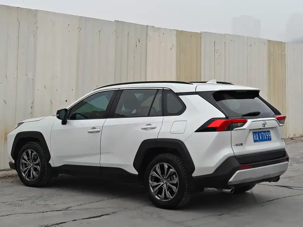 Toyota RAV4 — фото 5