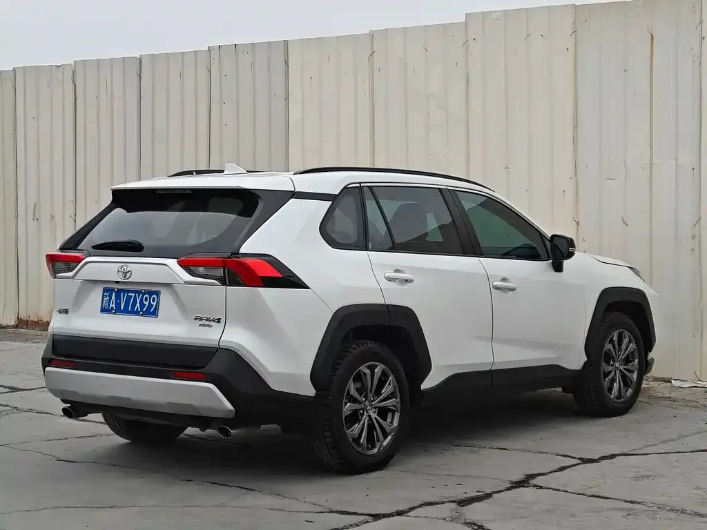 Toyota RAV4 — фото 6