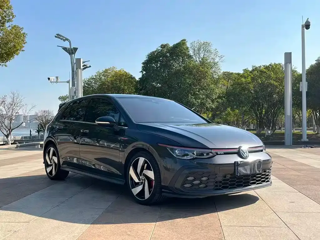 Volkswagen Golf GTI — фото 1