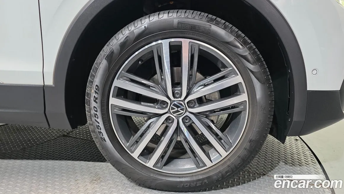 Volkswagen Tiguan — фото 8
