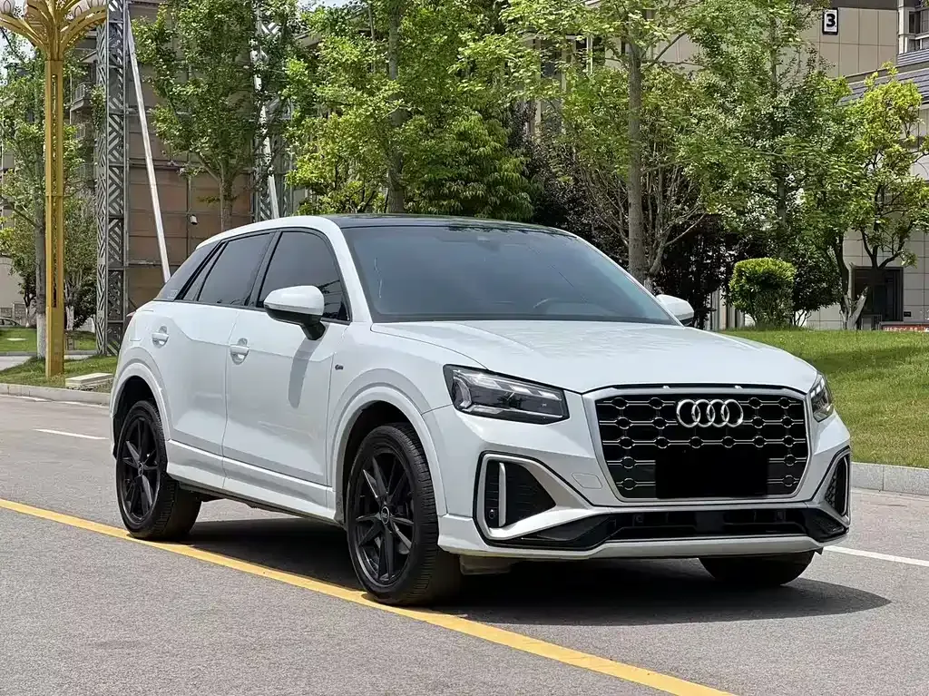 Audi Q2L — фото 1