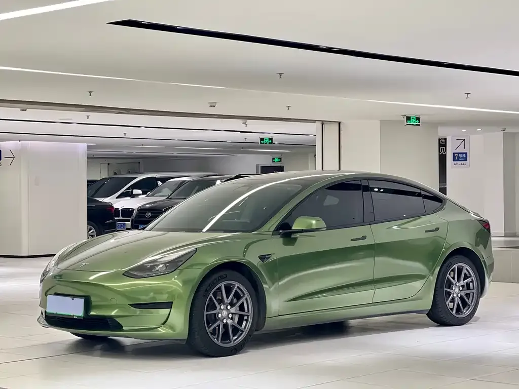 Tesla Model 3 — фото 1