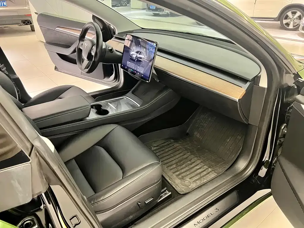Tesla Model 3 — фото 3