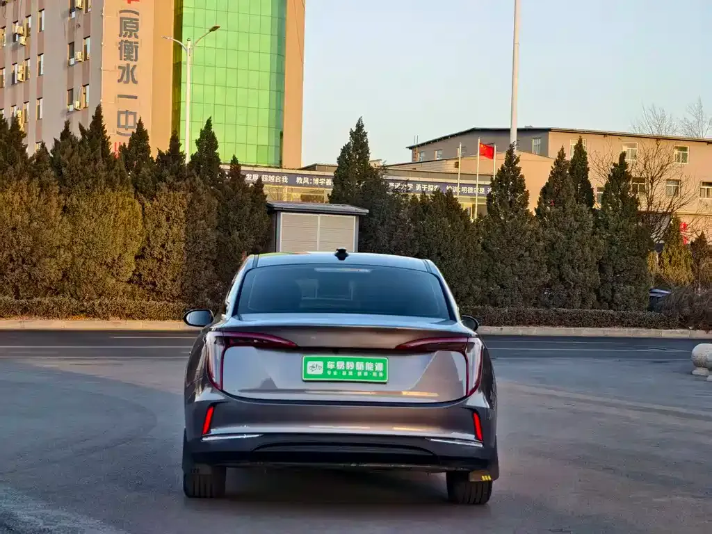 Hongqi E-QM5 — фото 3