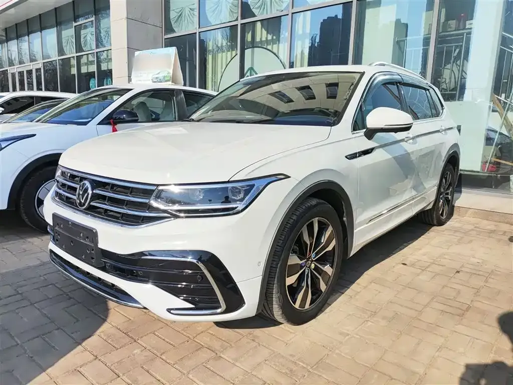 Volkswagen Tiguan L — фото 1