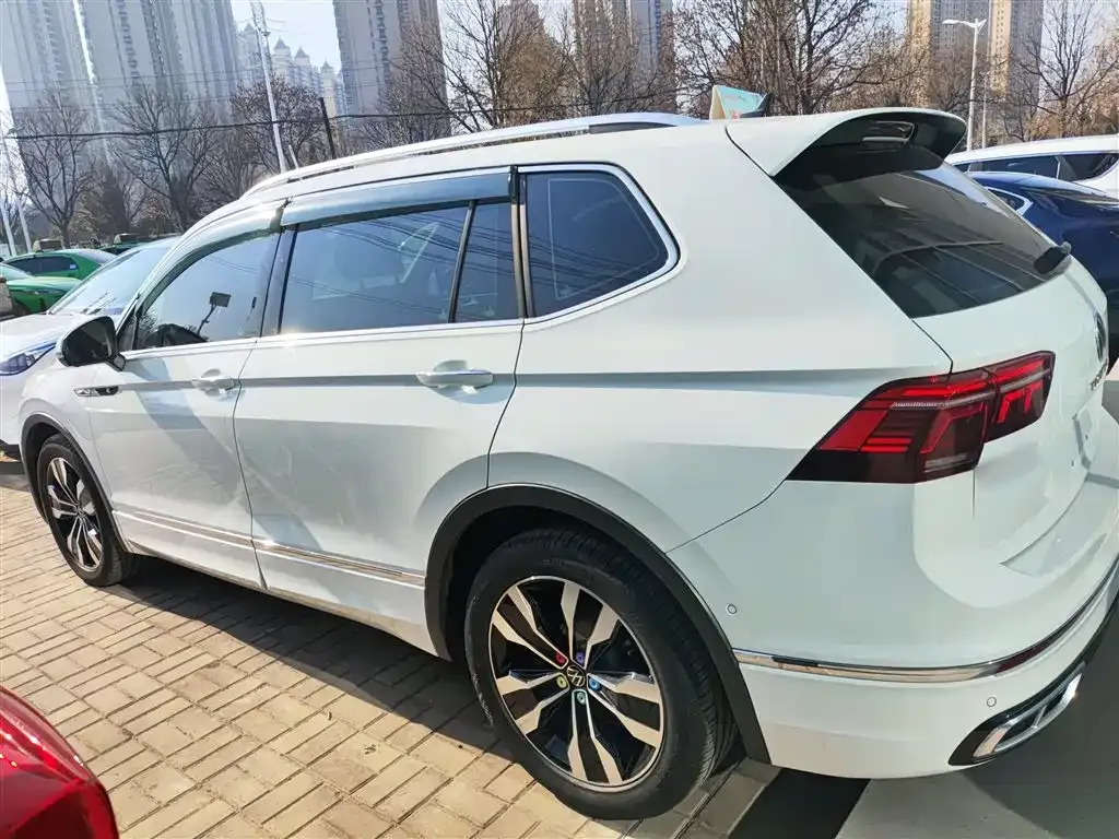 Volkswagen Tiguan L — фото 2