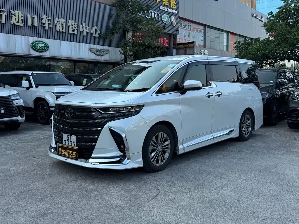 Toyota Alphard — фото 1