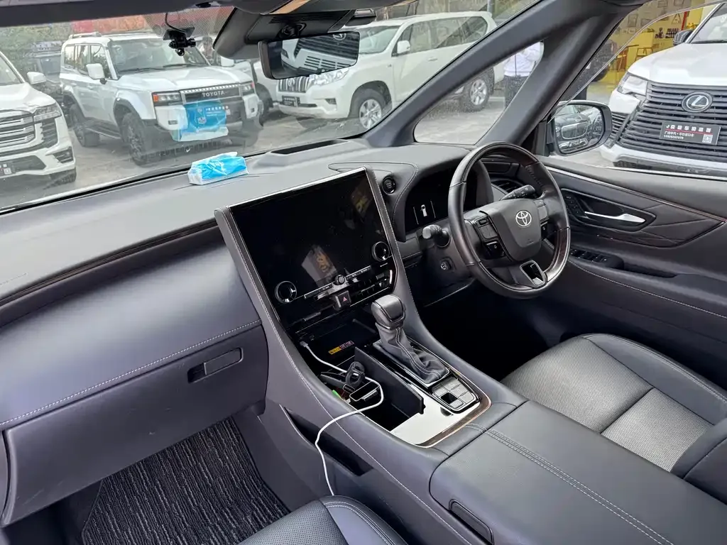 Toyota Alphard — фото 4