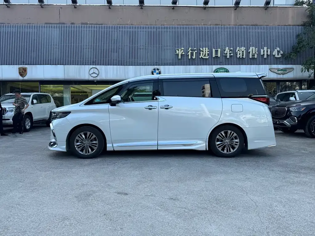 Toyota Alphard — фото 9
