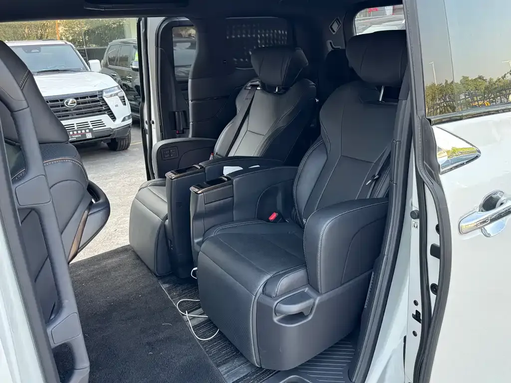 Toyota Alphard — фото 2