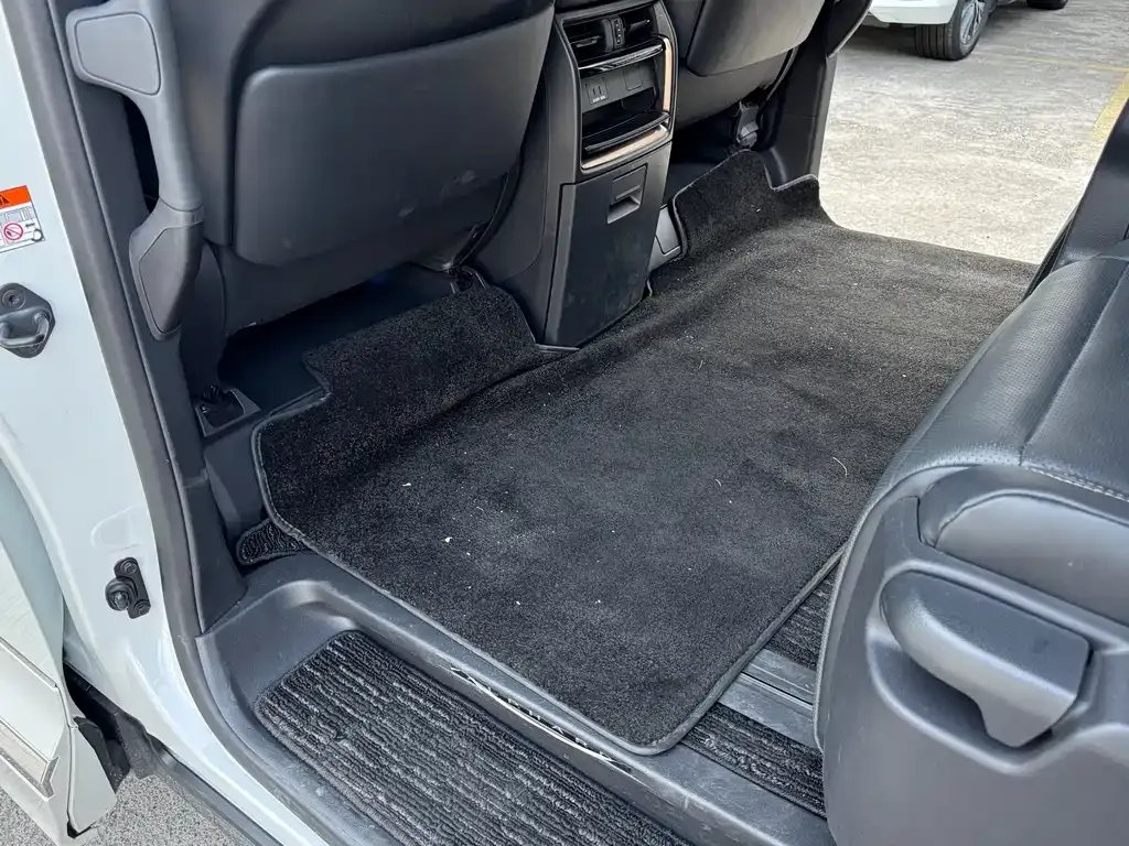 Toyota Alphard — фото 10