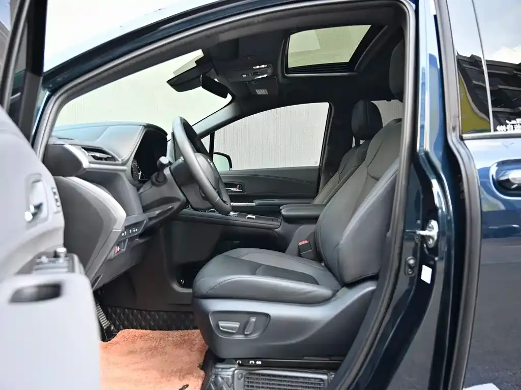 Toyota Granvia — фото 2