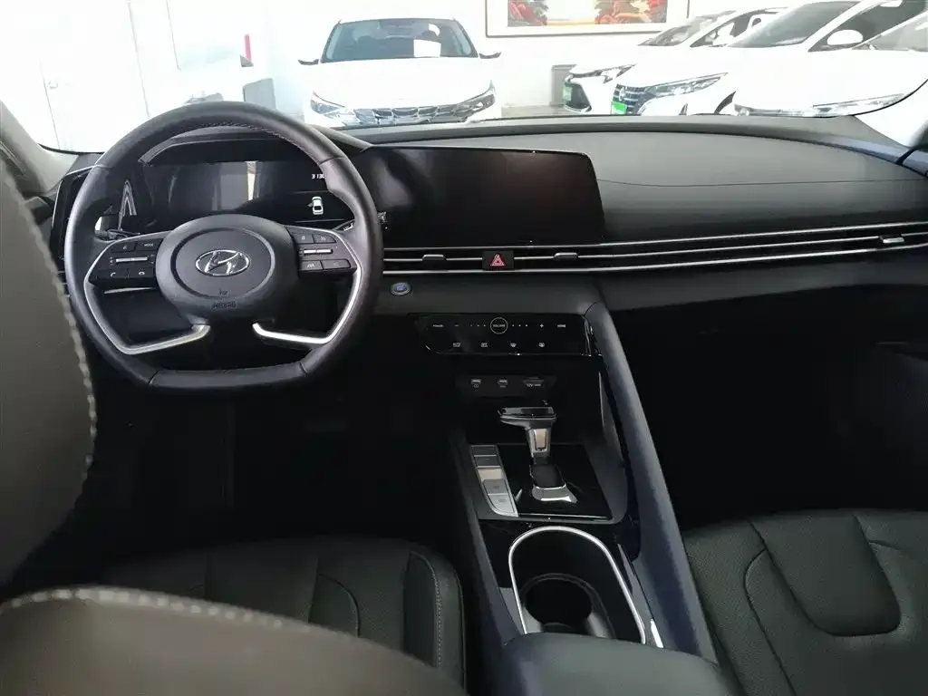 Hyundai Elantra — фото 9