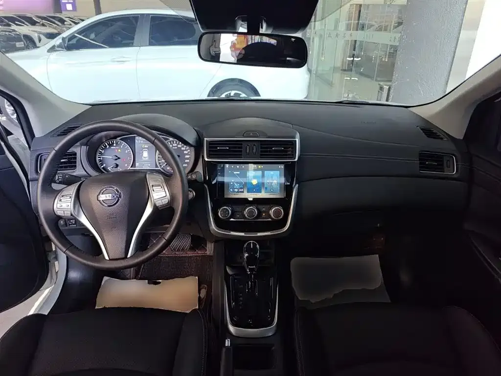 Nissan Tiida — фото 10