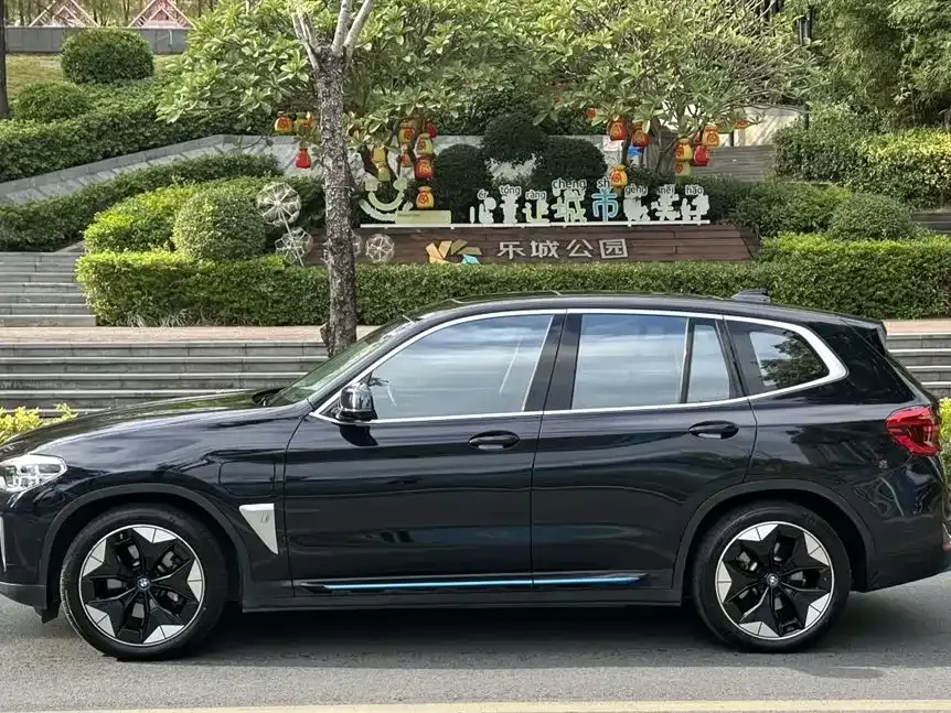 BMW iX3 — фото 9