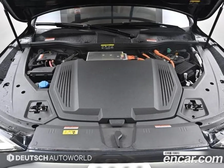 Audi Q8 e-tron — фото 10