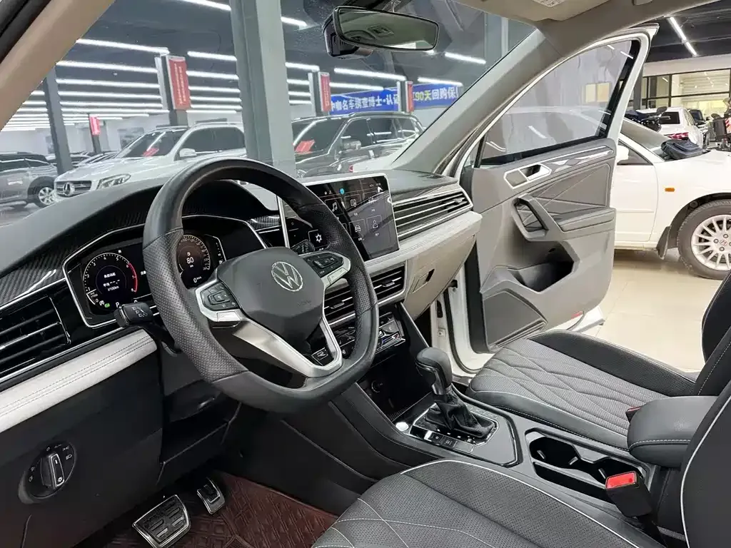 Volkswagen Tiguan L — фото 9