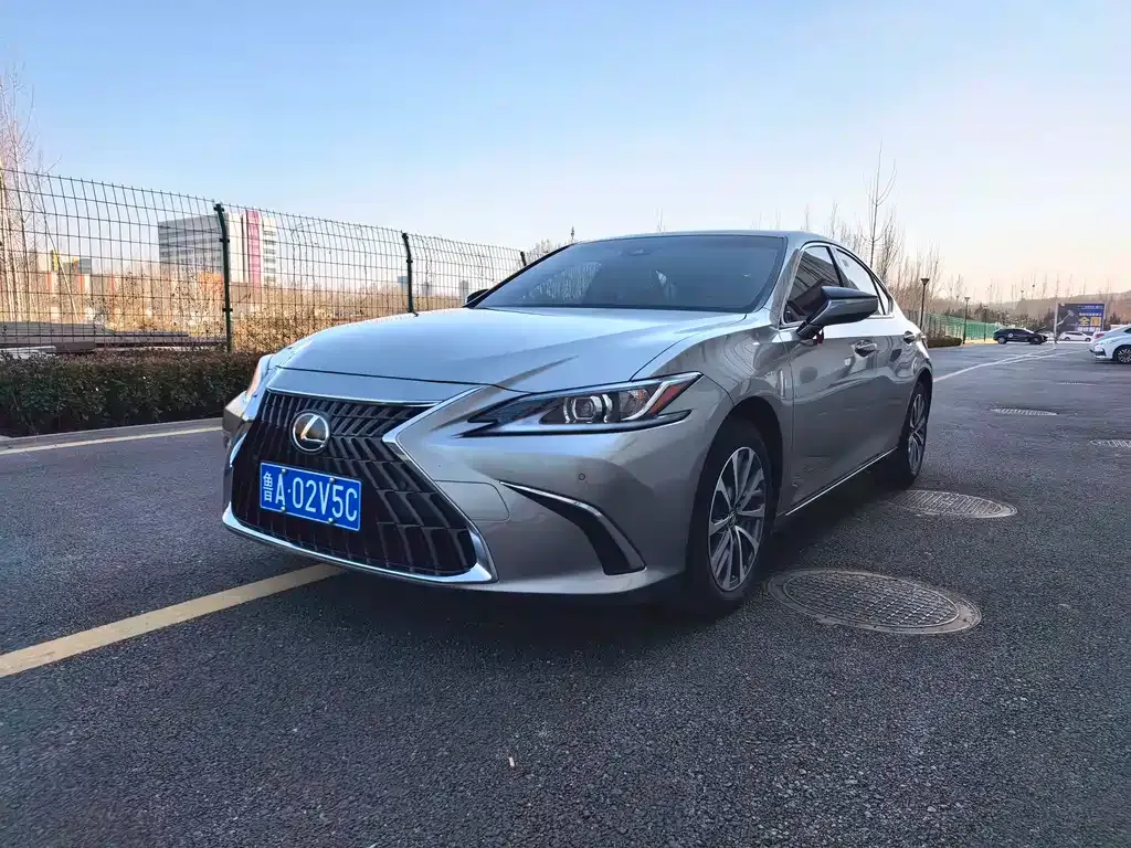 Lexus ES — фото 1