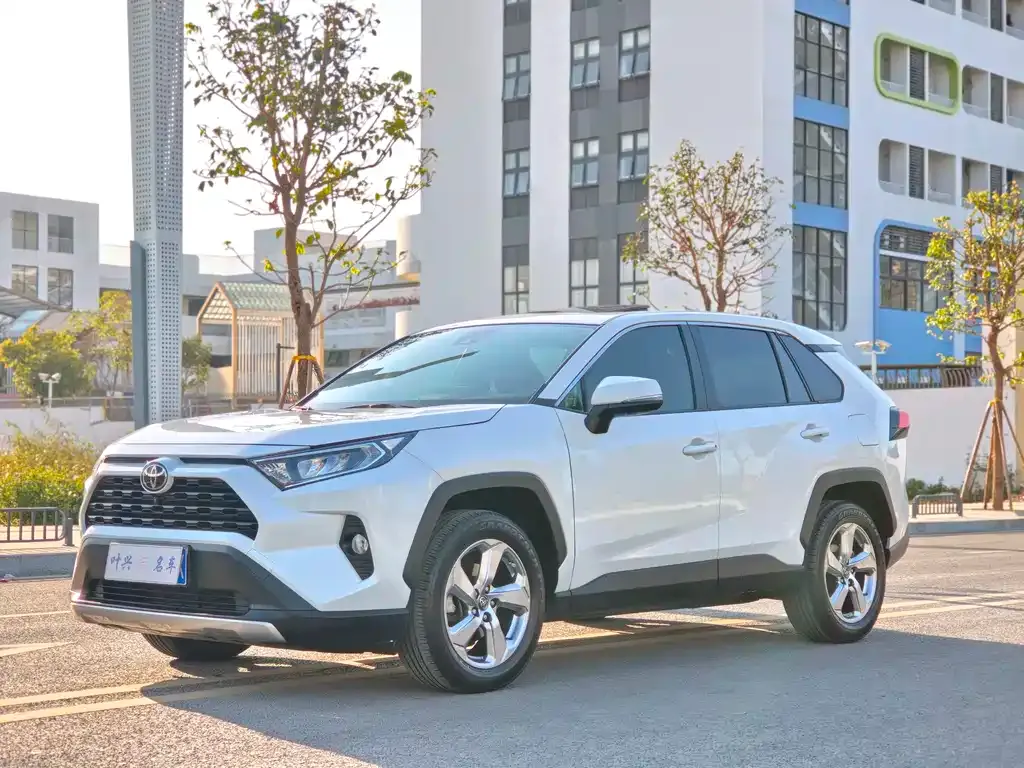 Toyota RAV4 — фото 1