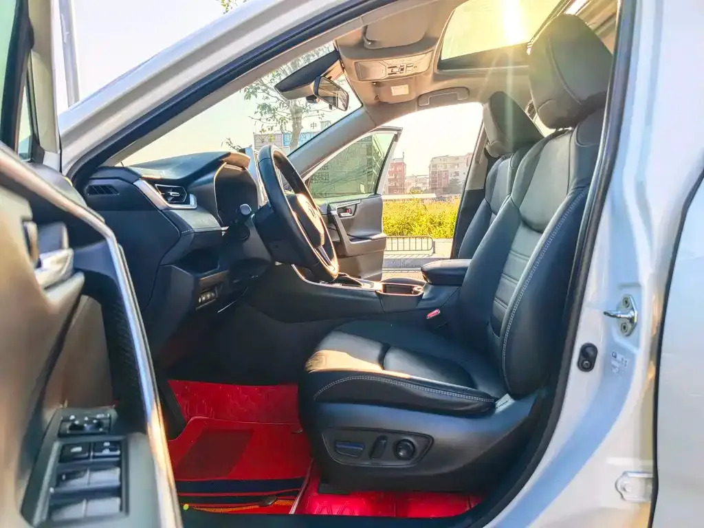 Toyota RAV4 — фото 2