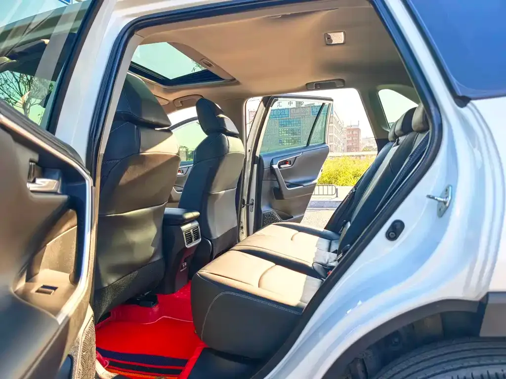 Toyota RAV4 — фото 8