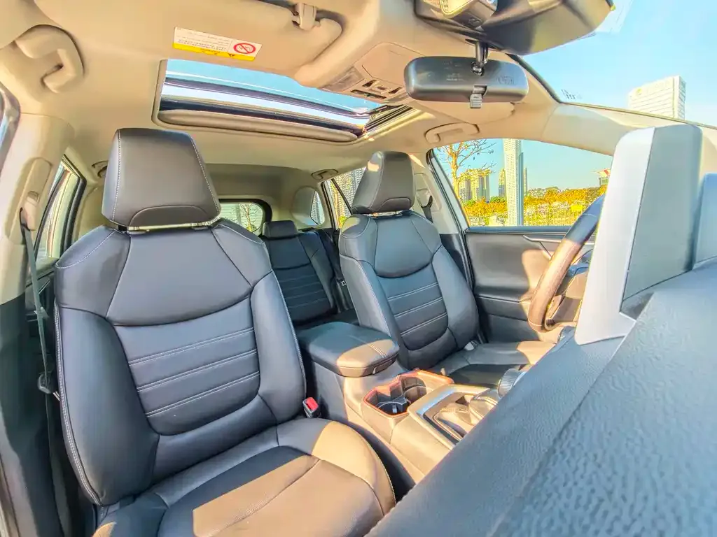 Toyota RAV4 — фото 10