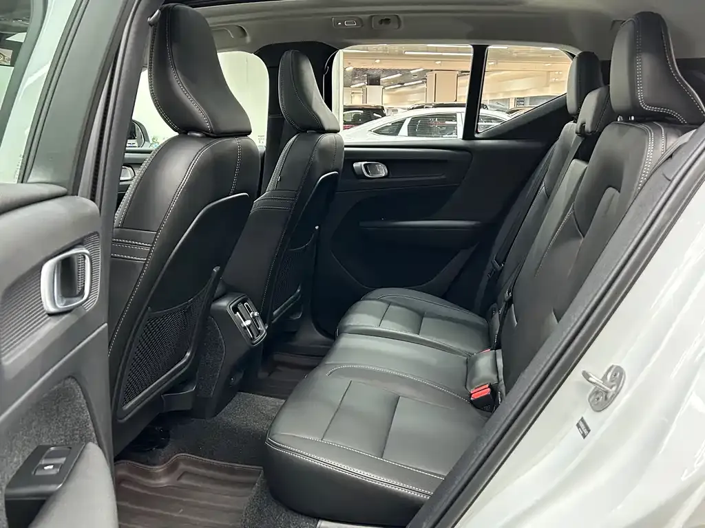 Volvo XC40 — фото 10