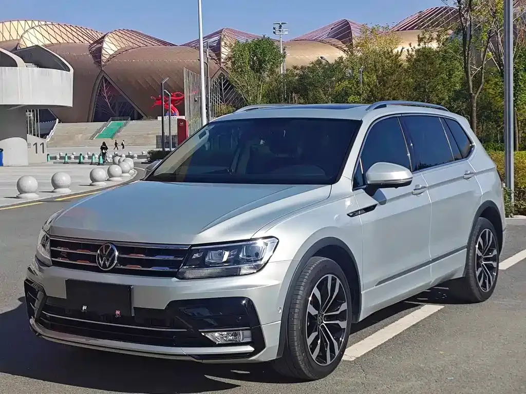 Volkswagen Tiguan L — фото 1