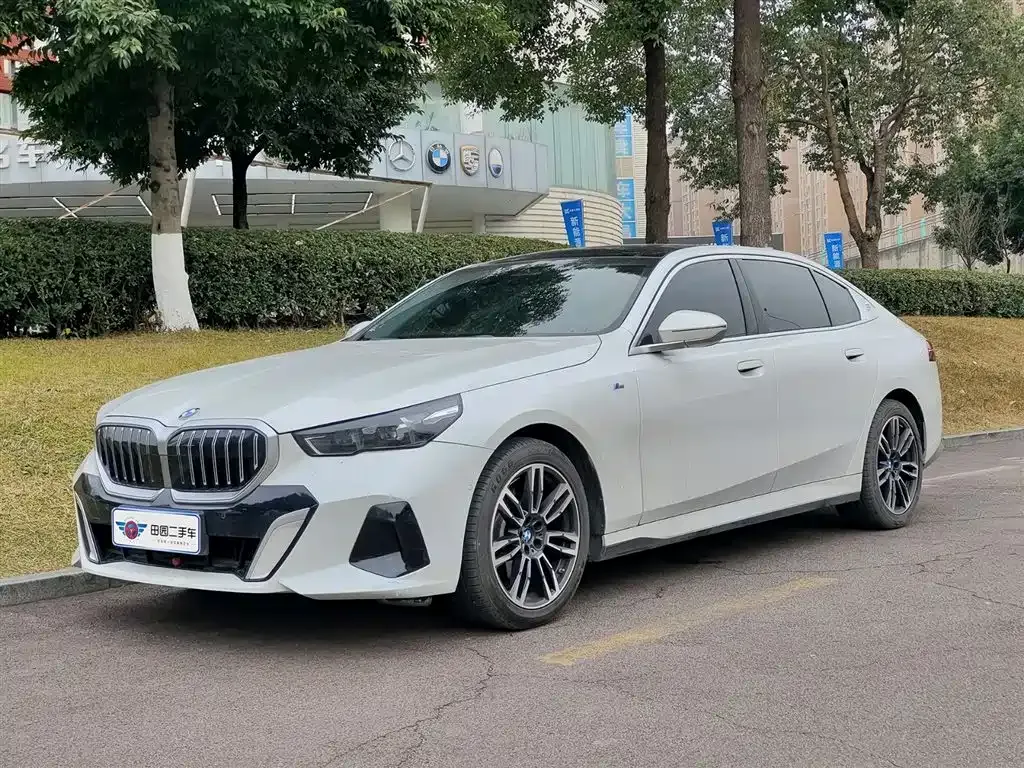 BMW 5 Series — фото 1