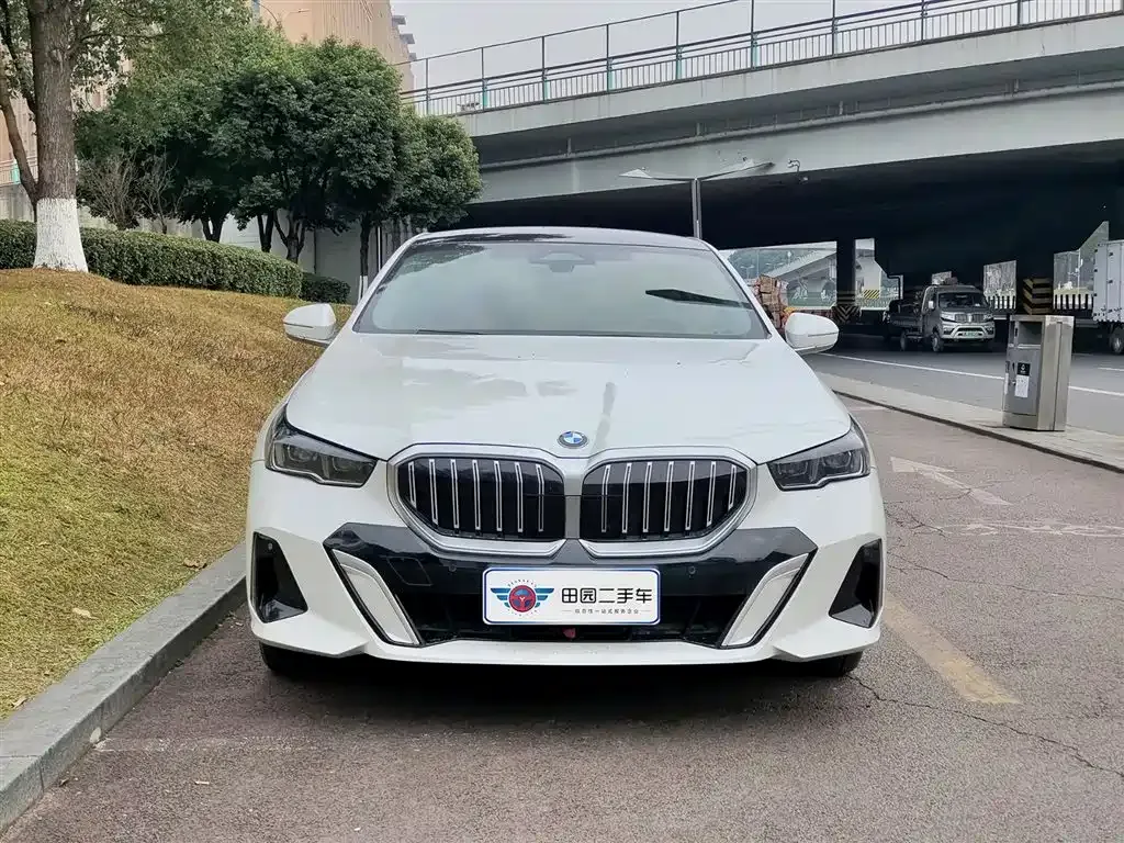 BMW 5 Series — фото 6