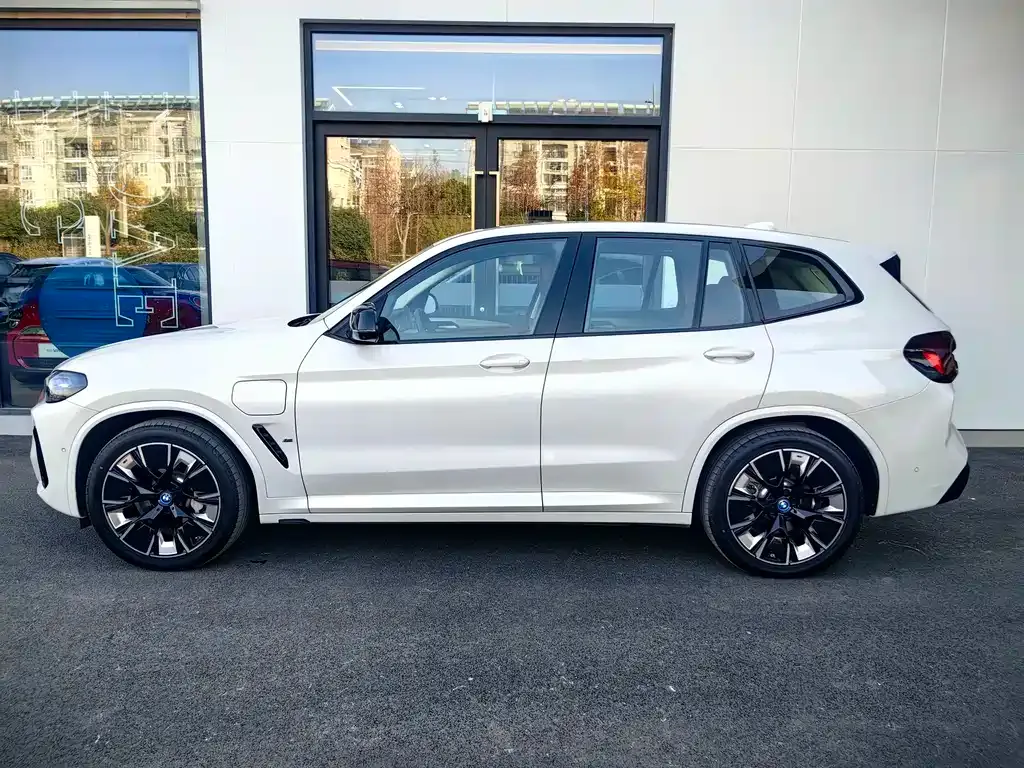BMW iX3 — фото 4