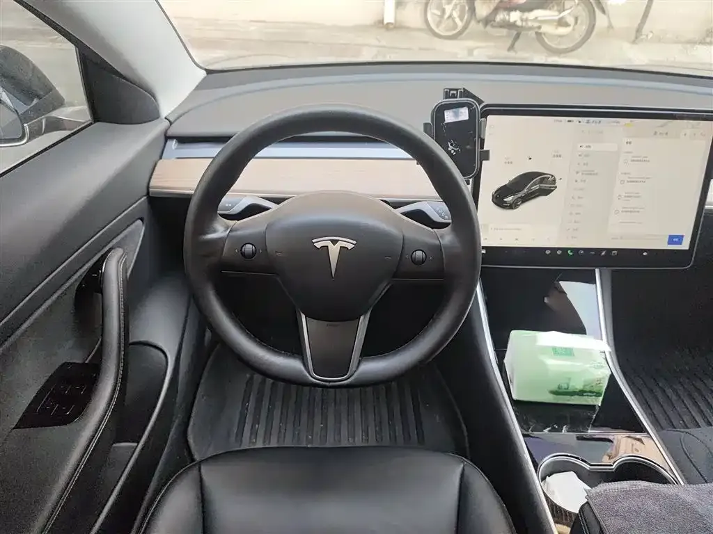 Tesla Model 3 — фото 10