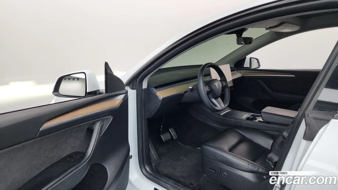 Tesla Model Y — фото 10