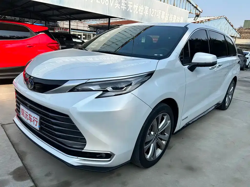 Toyota Sienna — фото 1
