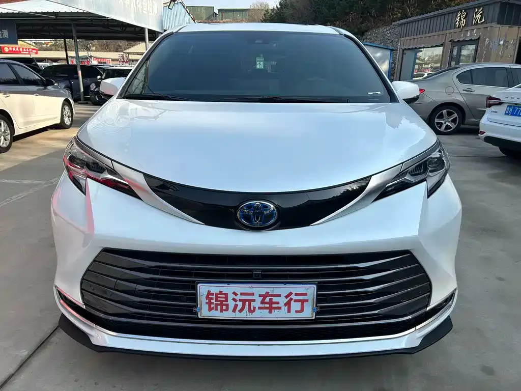 Toyota Sienna — фото 2