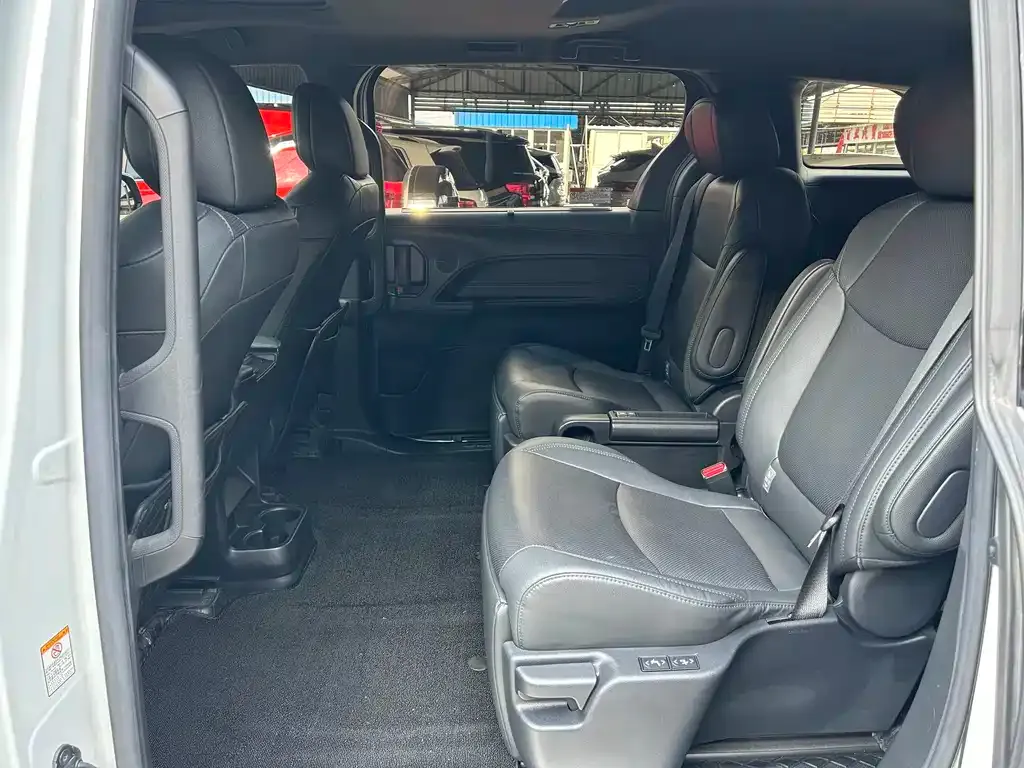 Toyota Sienna — фото 3