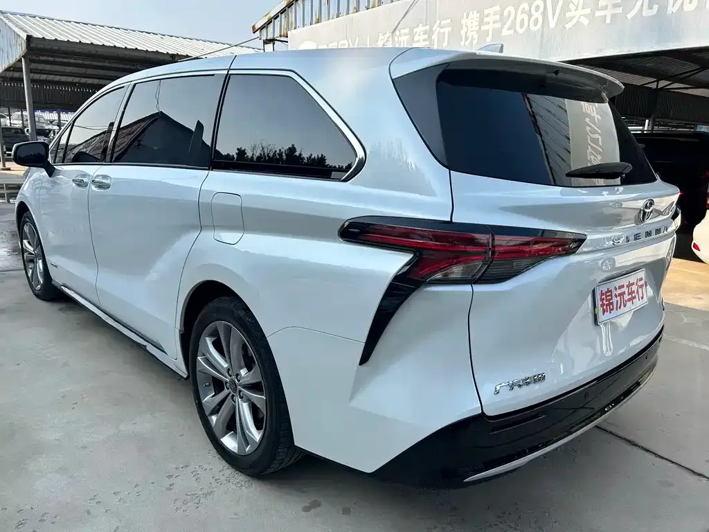 Toyota Sienna — фото 4
