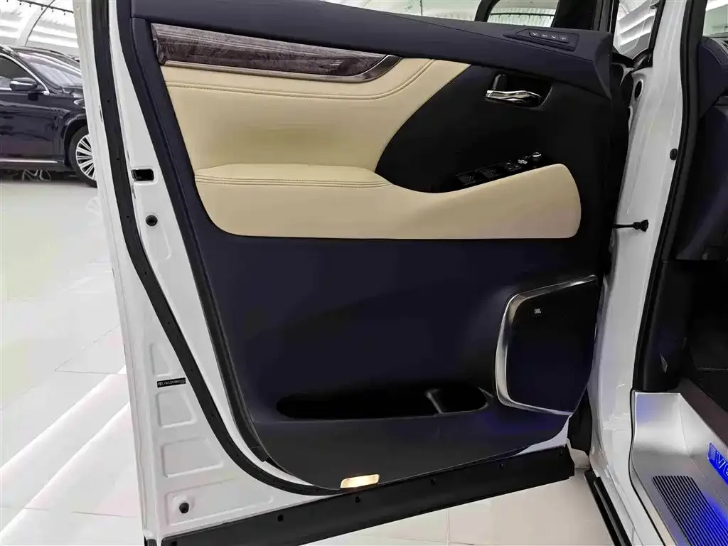 Toyota Vellfire — фото 7