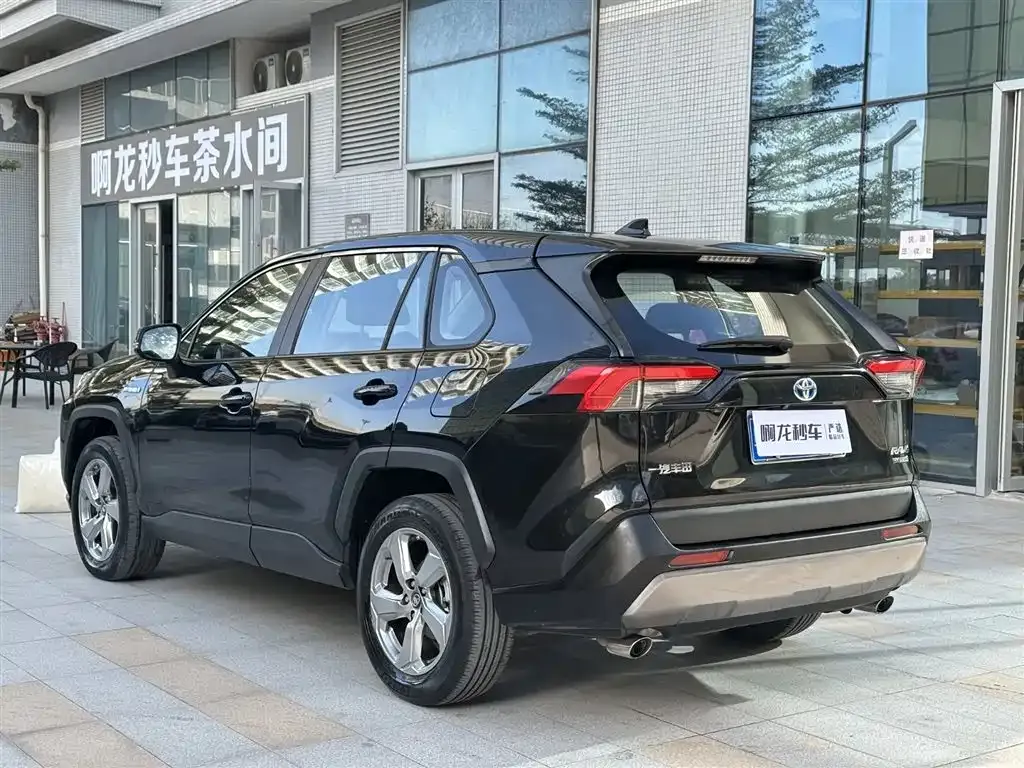 Toyota RAV4 — фото 6