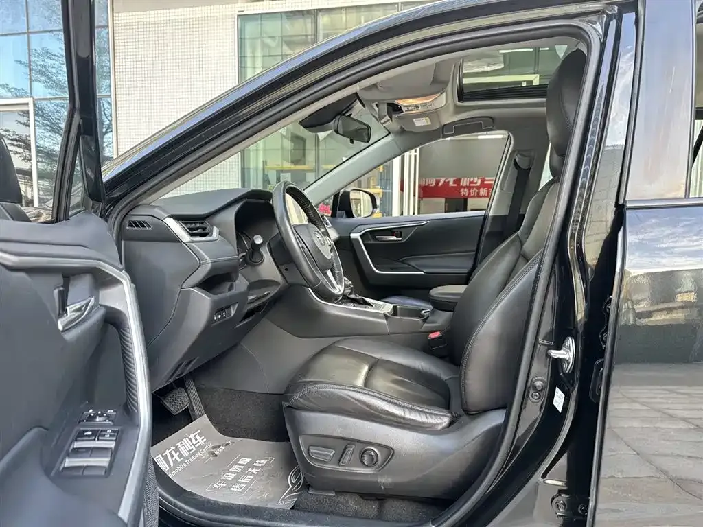 Toyota RAV4 — фото 7