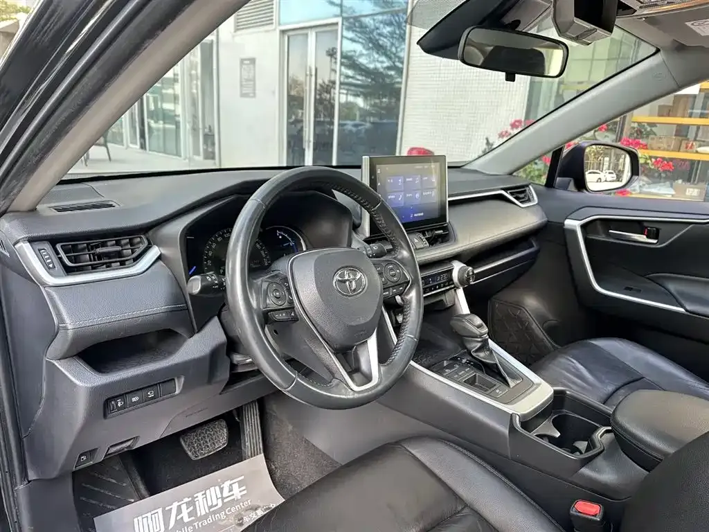 Toyota RAV4 — фото 8