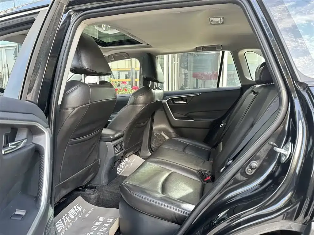 Toyota RAV4 — фото 9