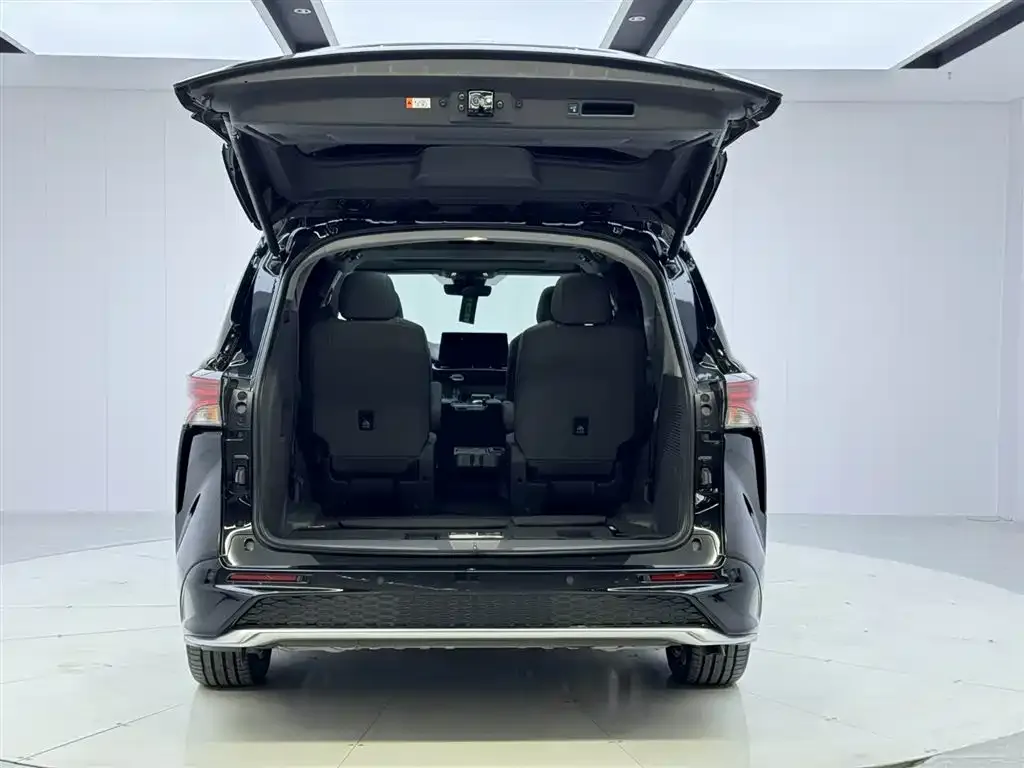 Toyota Granvia — фото 7