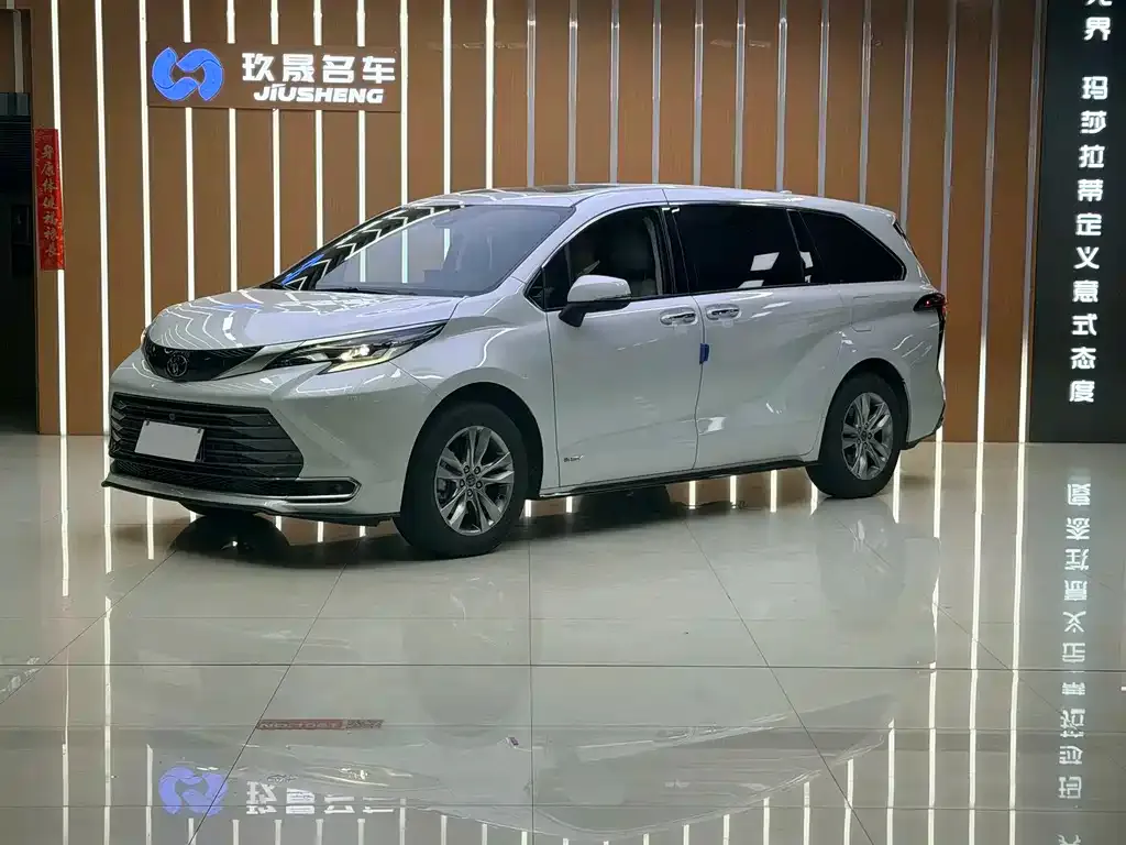 Toyota Sienna — фото 1