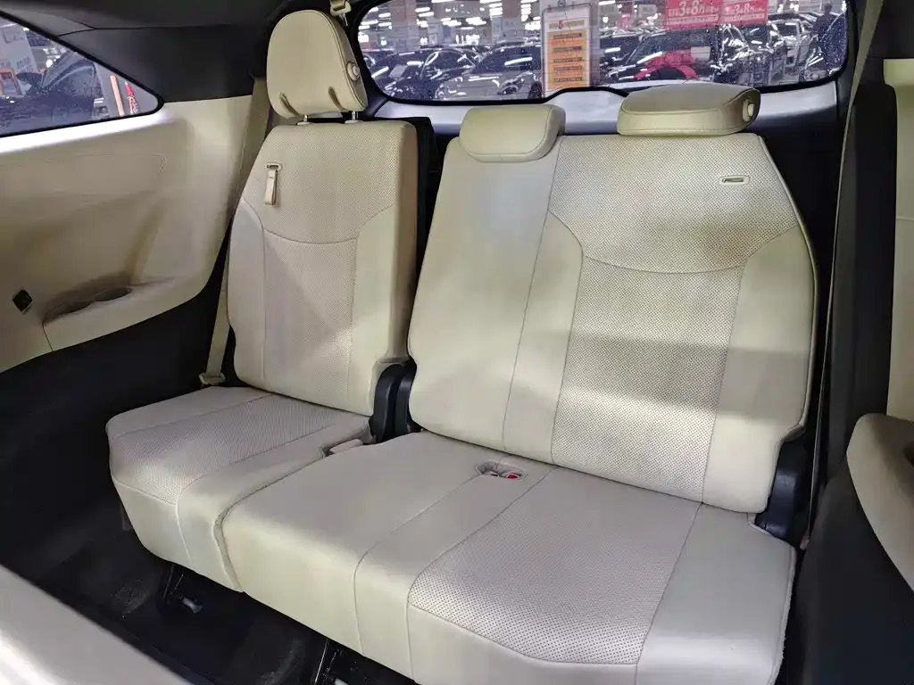 Toyota Sienna — фото 10