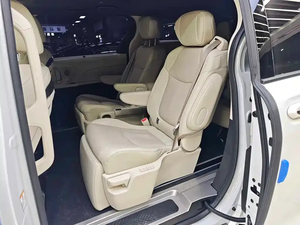 Toyota Sienna — фото 8