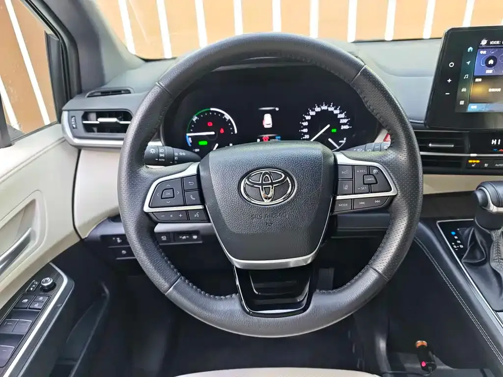 Toyota Sienna — фото 9