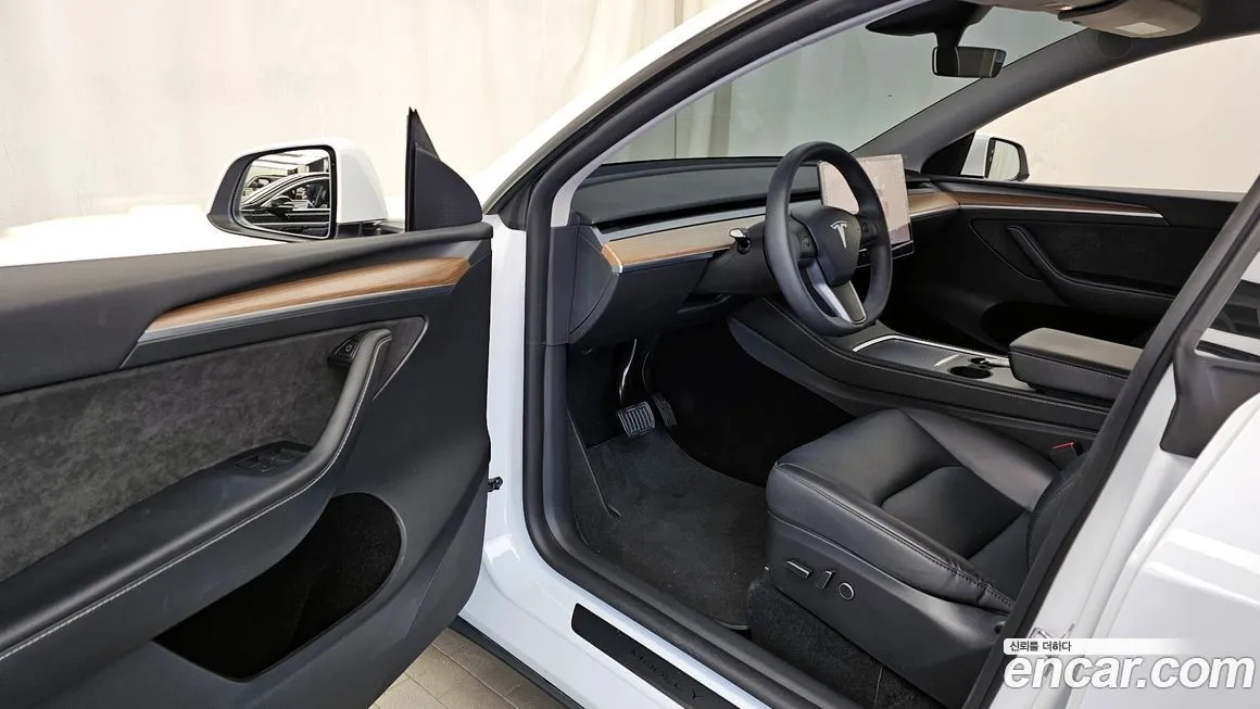 Tesla Model Y — фото 10