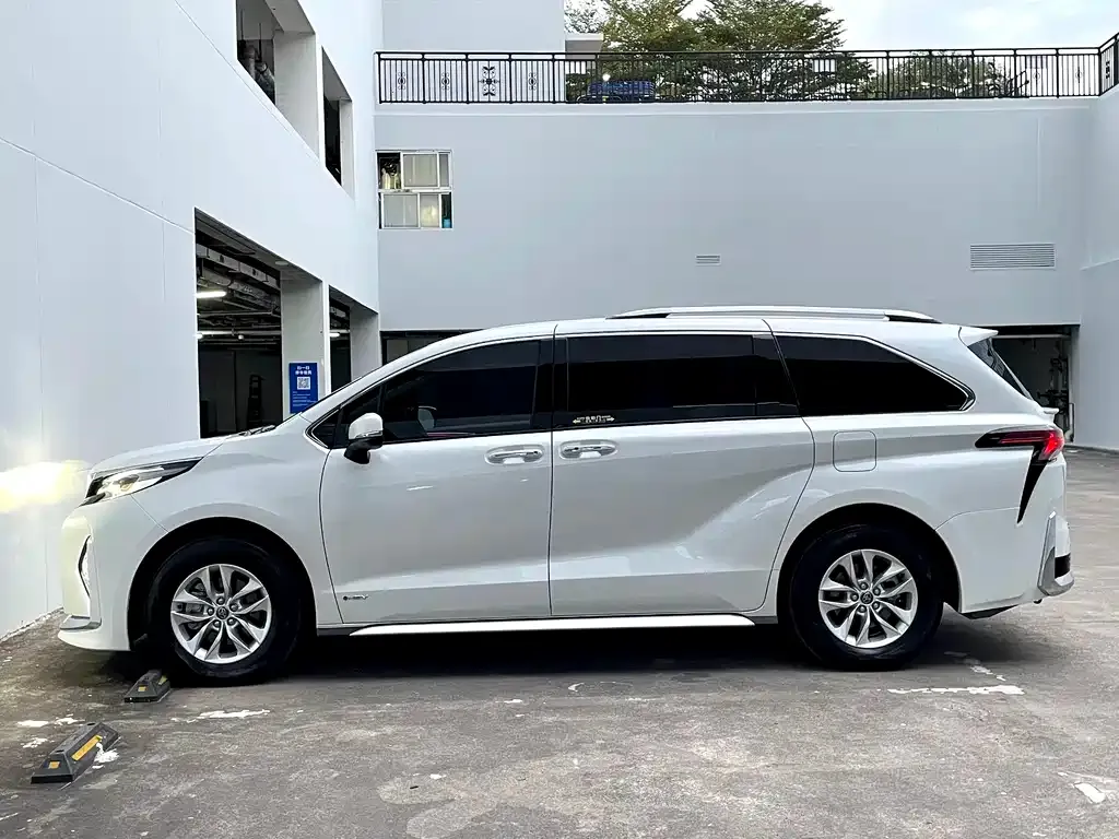 Toyota Granvia — фото 9