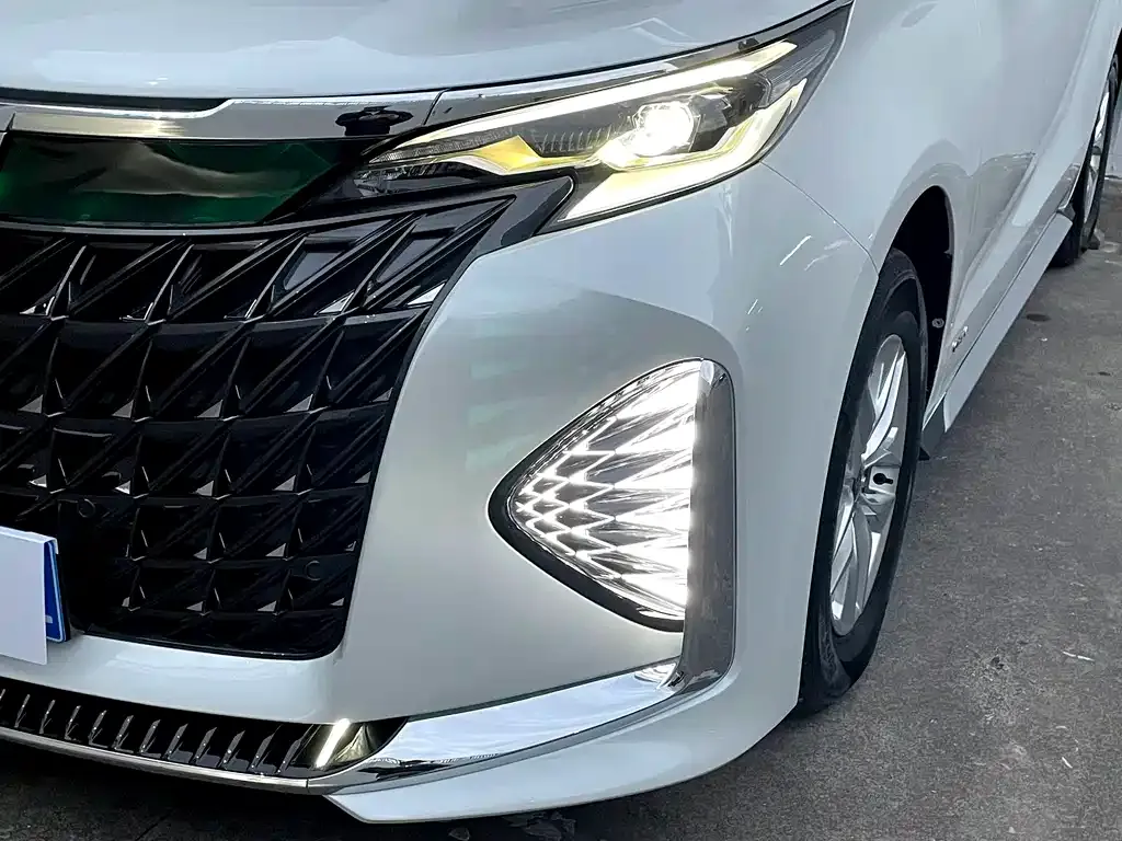 Toyota Granvia — фото 6